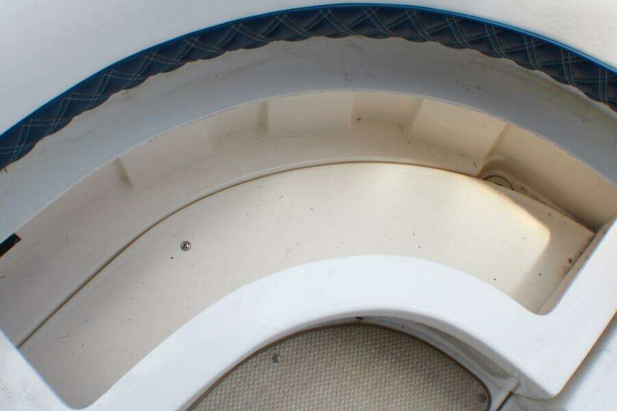 2002 Cruisers Yachts 3672 Express