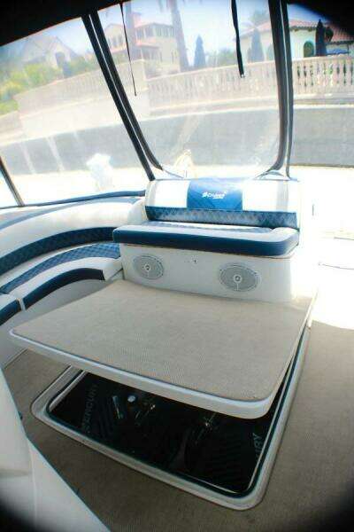 2002 Cruisers Yachts 3672 Express