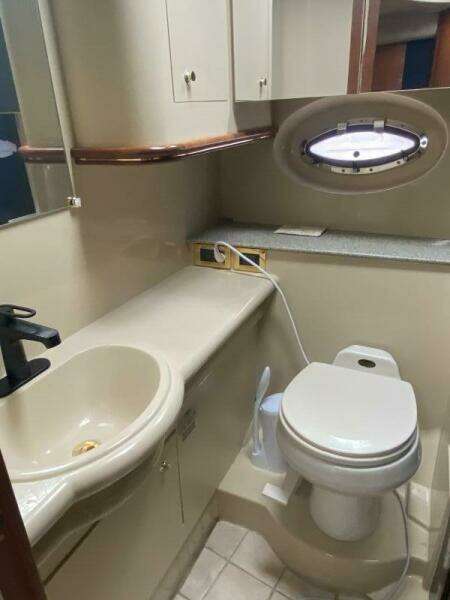 2002 Cruisers Yachts 3672 Express