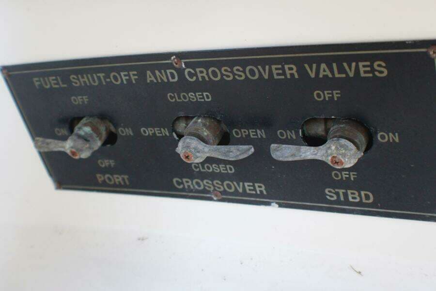 2002 Cruisers Yachts 3672 Express