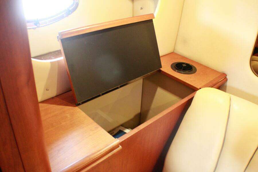 2002 Cruisers Yachts 3672 Express