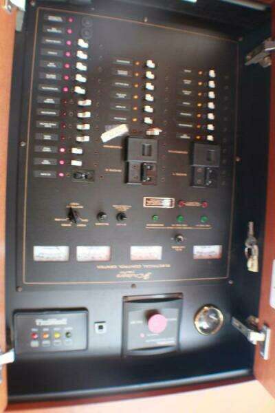 2002 Cruisers Yachts 3672 Express