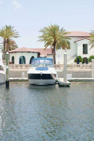 2002 Cruisers Yachts 3672 Express