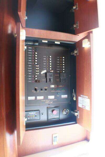 2002 Cruisers Yachts 3672 Express