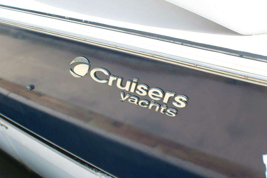 2002 Cruisers Yachts 3672 Express