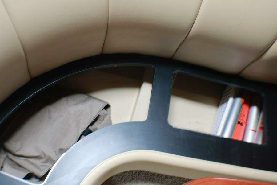 2002 Cruisers Yachts 3672 Express