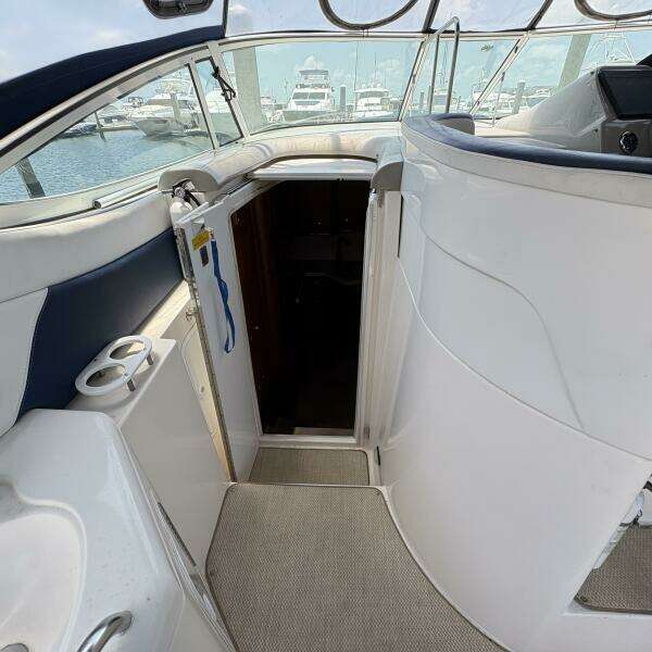 2002 Cruisers Yachts 3672 Express