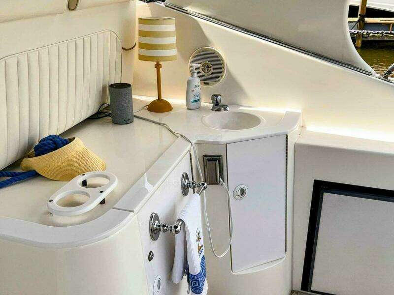 1998 Cruisers Yachts 3575 Esprit