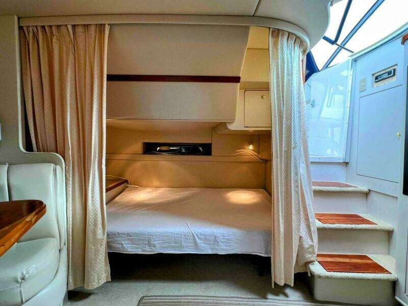 1998 Cruisers Yachts 3575 Esprit