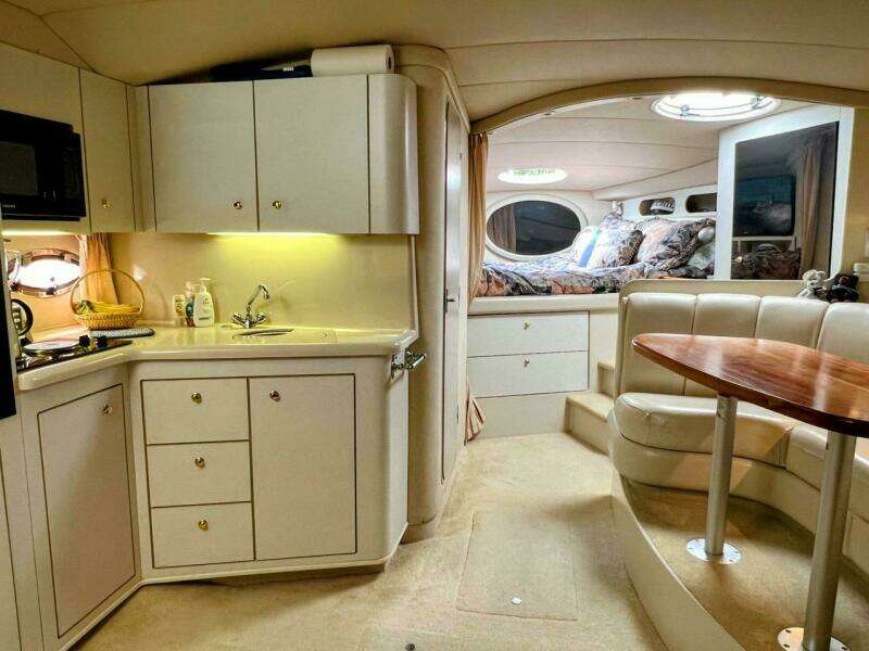 1998 Cruisers Yachts 3575 Esprit