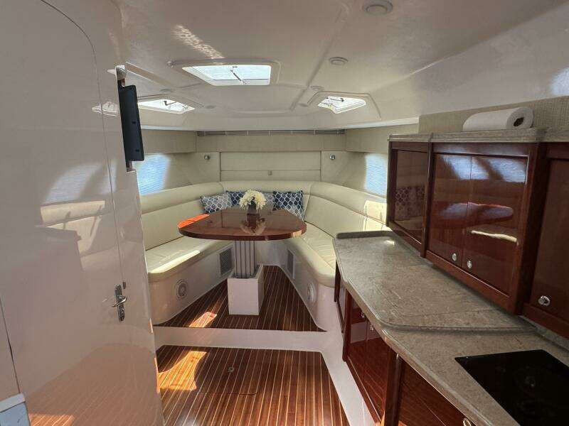 2012 Intrepid 475 Sport yacht wheel house