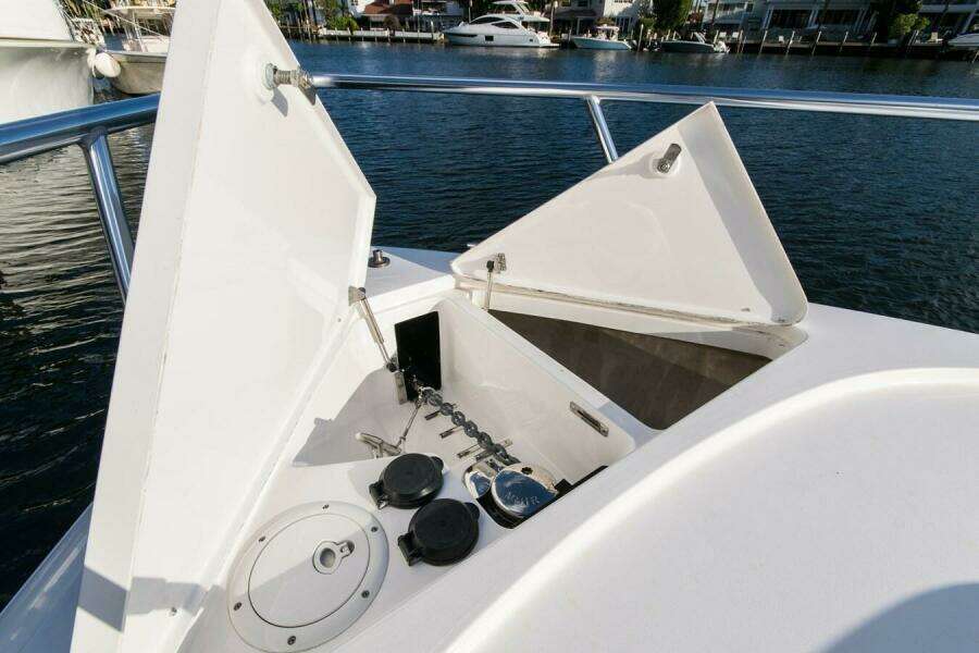 2012 Intrepid 475 Sport yacht wheel house