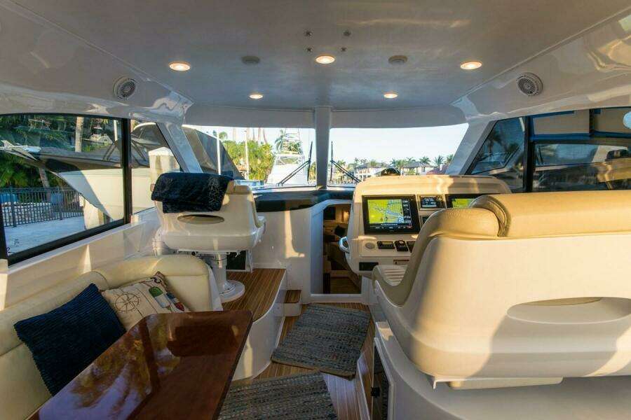 2012 Intrepid 475 Sport yacht wheel house