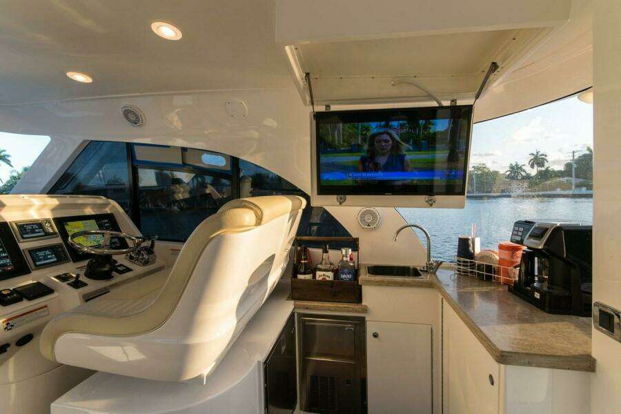 2012 Intrepid 475 Sport yacht wheel house