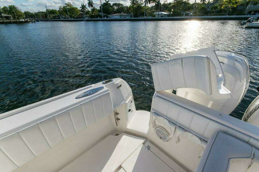 2012 Intrepid 475 Sport yacht wheel house