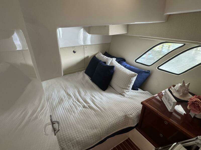 2012 Intrepid 475 Sport yacht wheel house