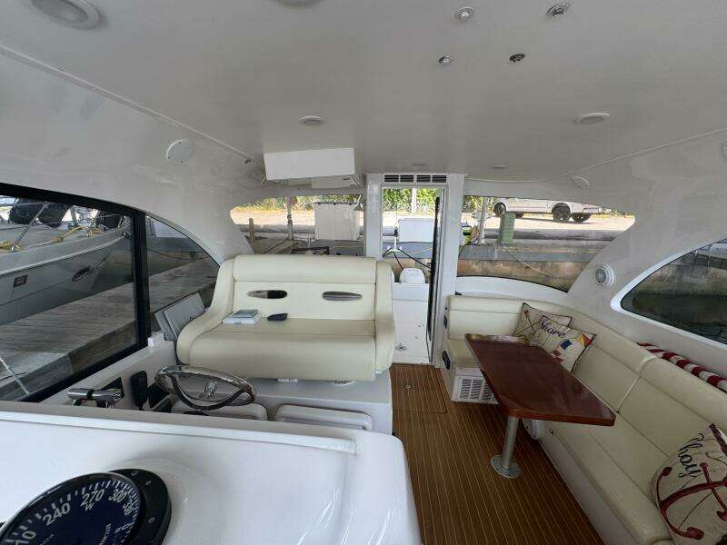 2012 Intrepid 475 Sport yacht wheel house