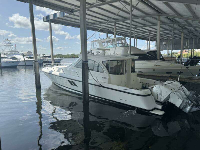 2012 Intrepid 475 Sport yacht wheel house