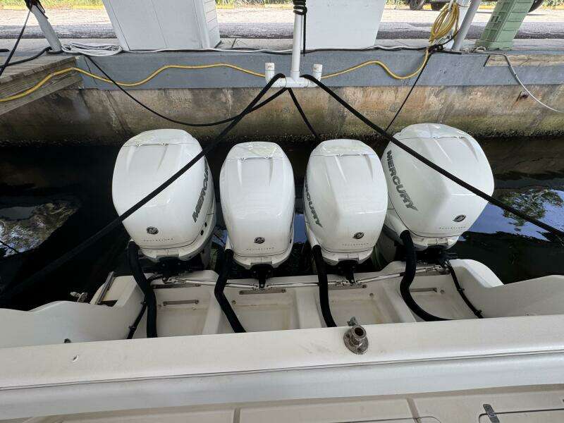 2012 Intrepid 475 Sport yacht wheel house
