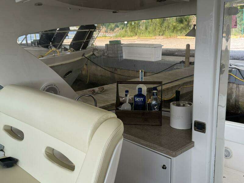 2012 Intrepid 475 Sport yacht wheel house