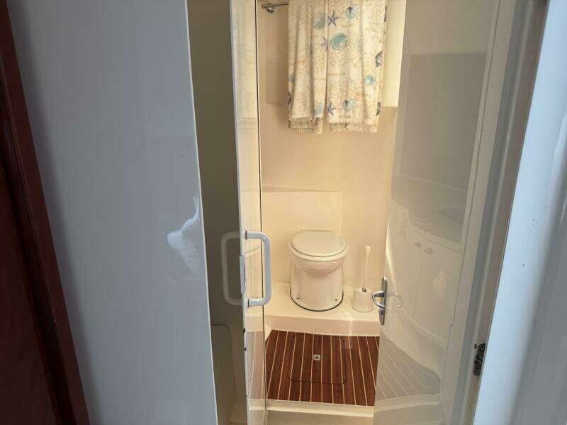 2012 Intrepid 475 Sport yacht wheel house