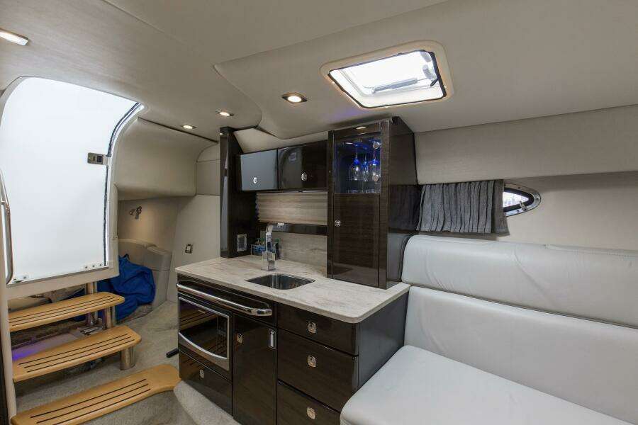 2017 37 Formula 370 SS Bluebird Cabin (5)