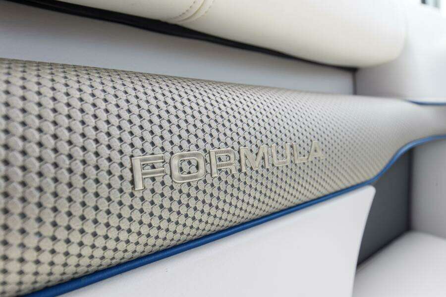 2017 37 Formula 370 SS Bluebird Seat