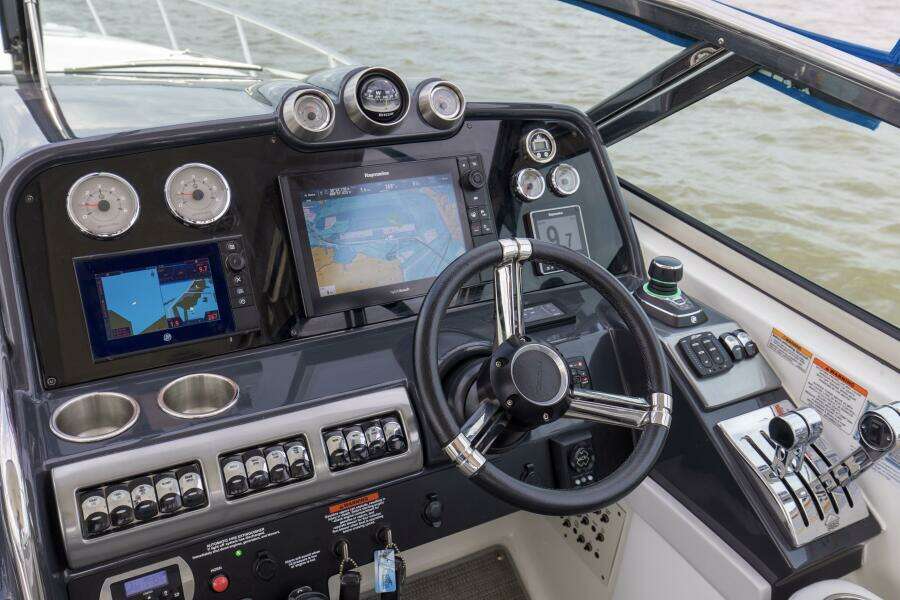 2017 37 Formula 370 SS Bluebird Helm