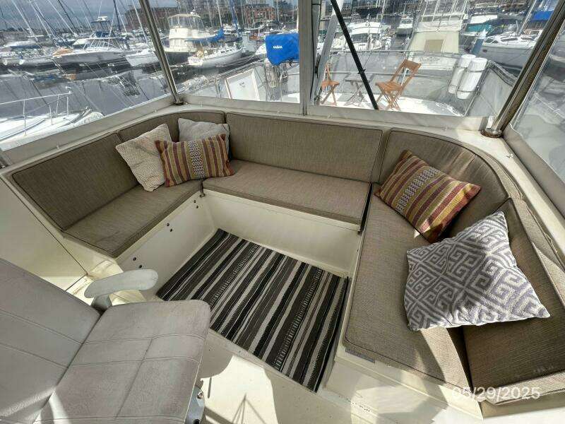 36' Kadey-Krogen flybridge seating1