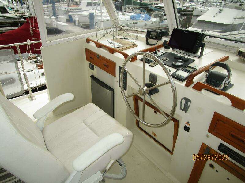 36' Kadey-Krogen flybridge helm2