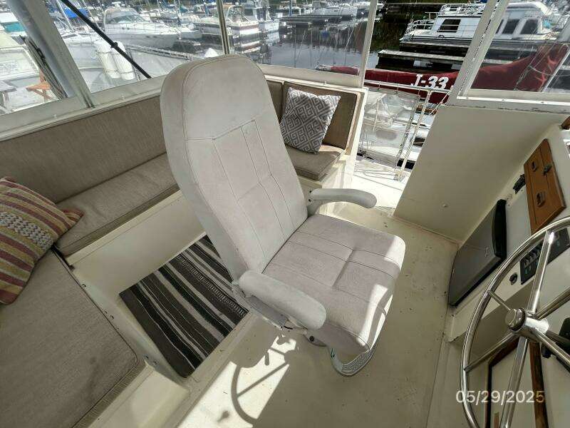 36' Kadey-Krogen flybridge helmseat