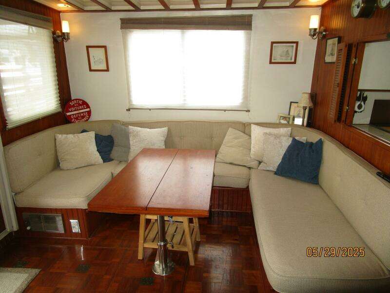 36' Kadey-Krogen salon port