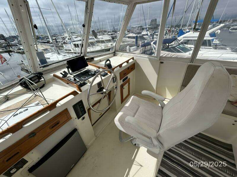 36' Kadey-Krogen flybridge helm1