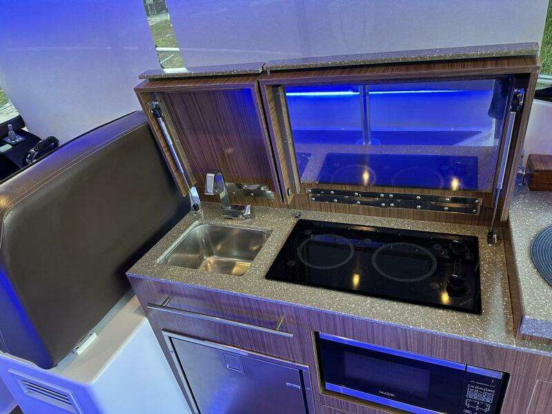 2020 Four Winns Vista 355 Coupe