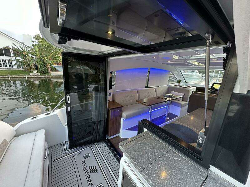 2020 Four Winns Vista 355 Coupe