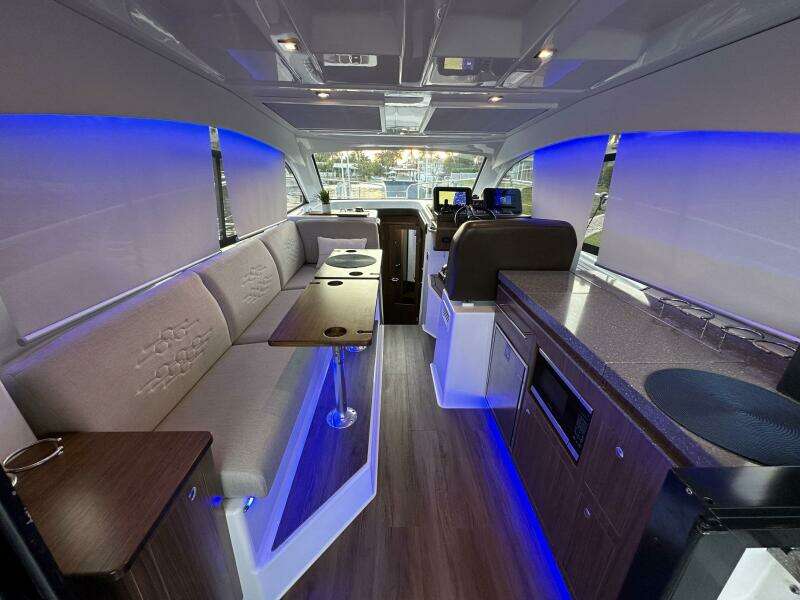 2020 Four Winns Vista 355 Coupe