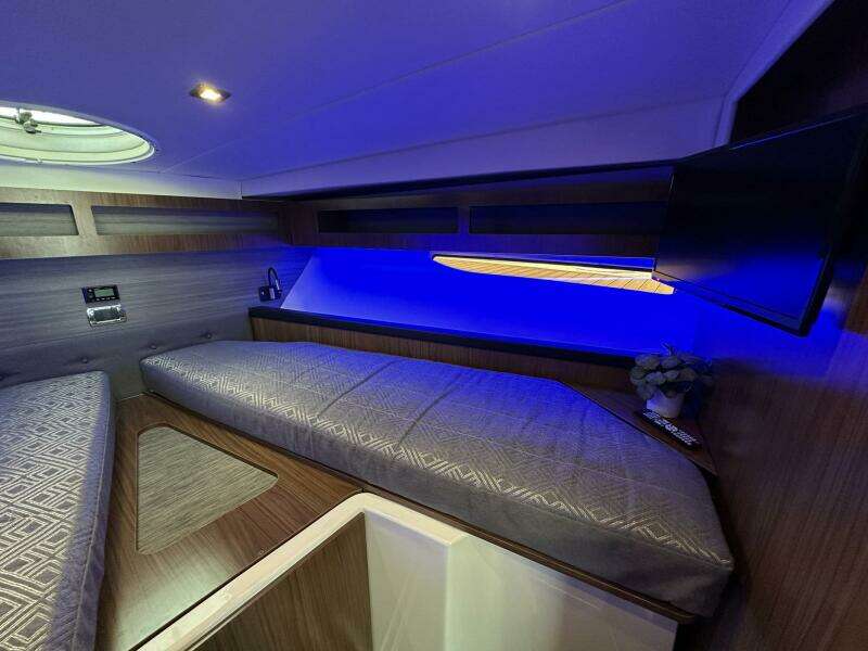 2020 Four Winns Vista 355 Coupe