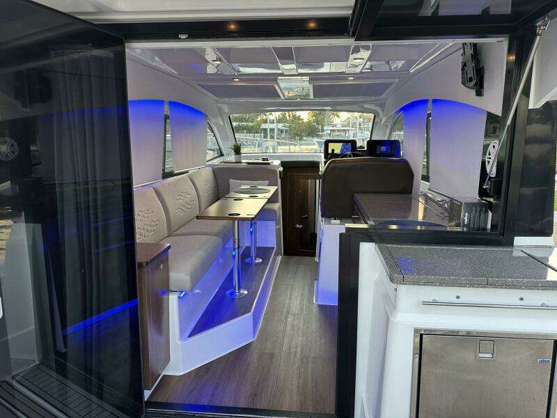 2020 Four Winns Vista 355 Coupe