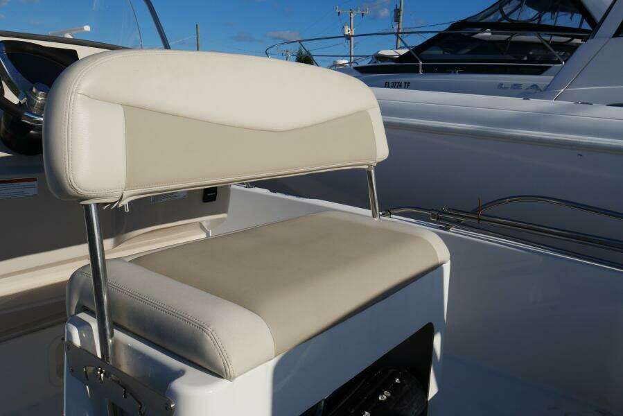Boston Whaler 31 - CHUCK - Helm Seating