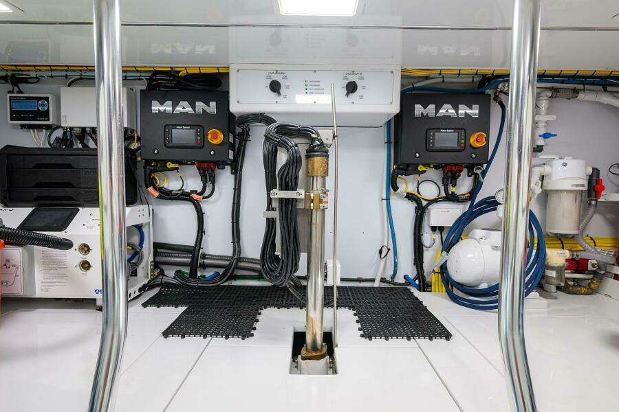 2004 Rybovich 62 Base Camp - Engine Room