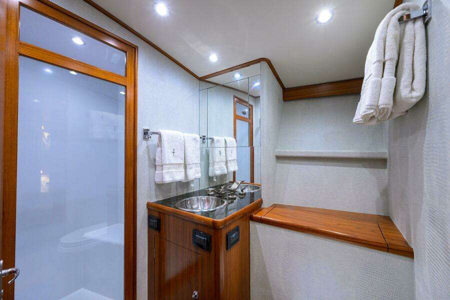 2004 Rybovich 62 Base Camp - Guest Head