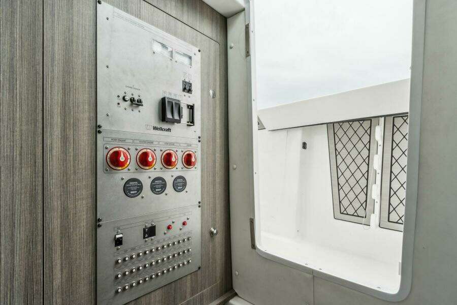 2023 Wellcraft 352 Fisherman Center Console