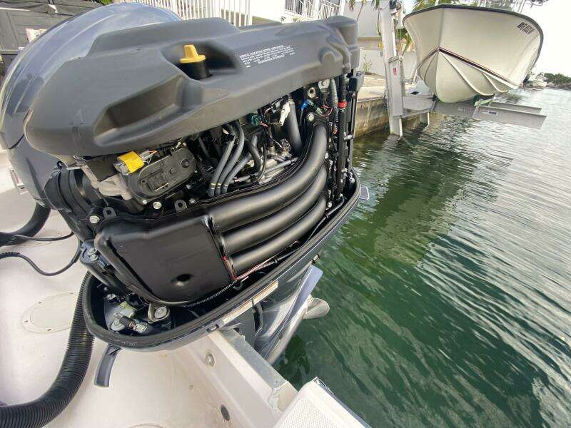 2005 Grady-White Marlin 300