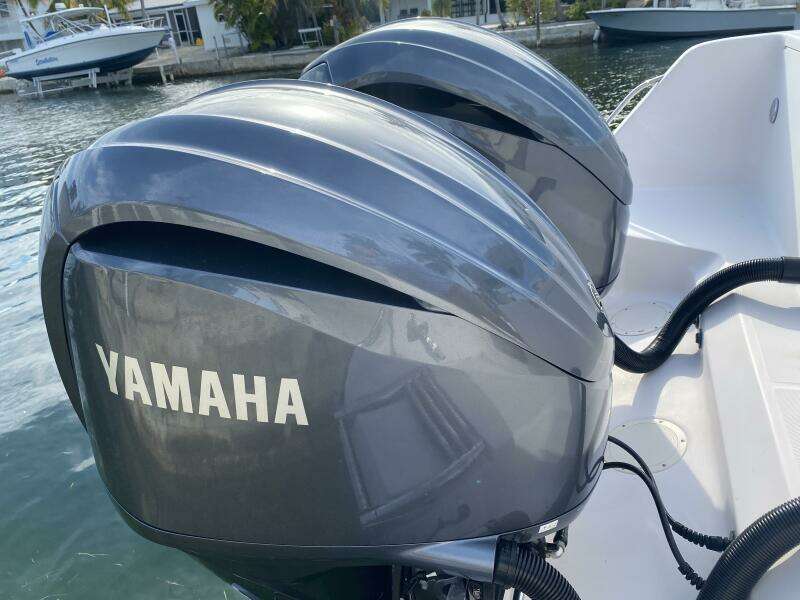 2005 Grady-White Marlin 300