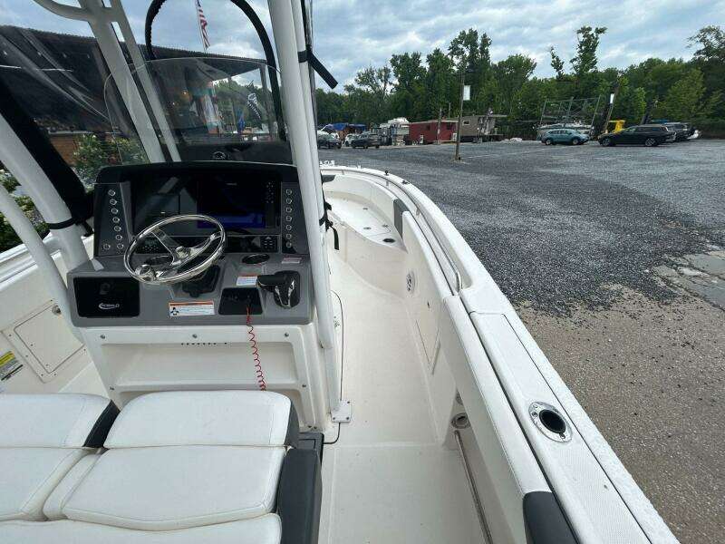 2022 Robalo R242 Center Console