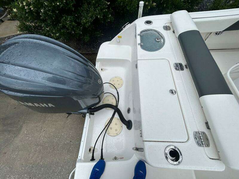 2022 Robalo R242 Center Console