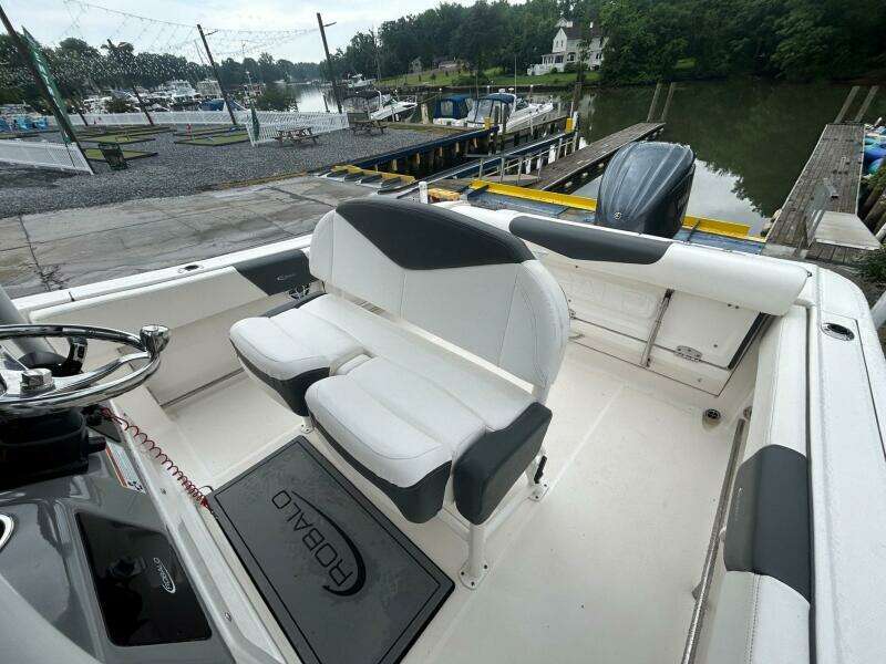 2022 Robalo R242 Center Console
