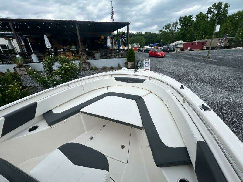 2022 Robalo R242 Center Console