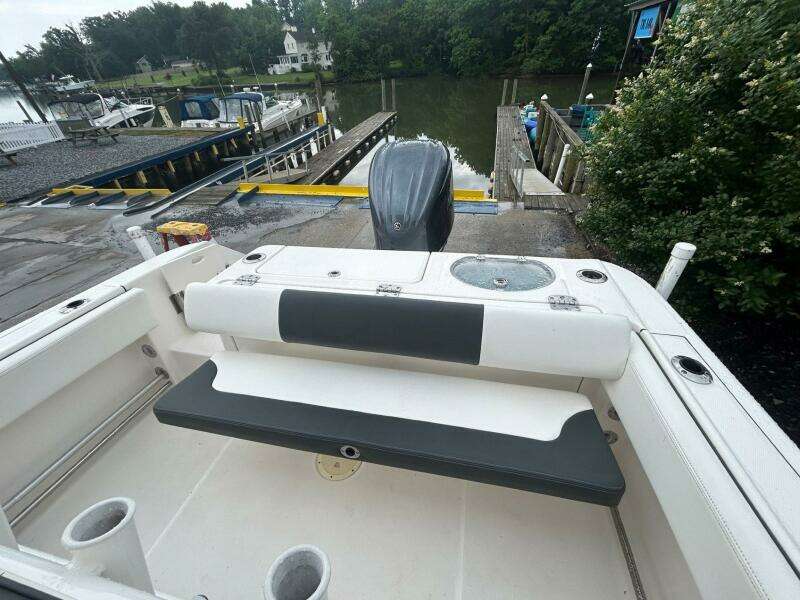 2022 Robalo R242 Center Console