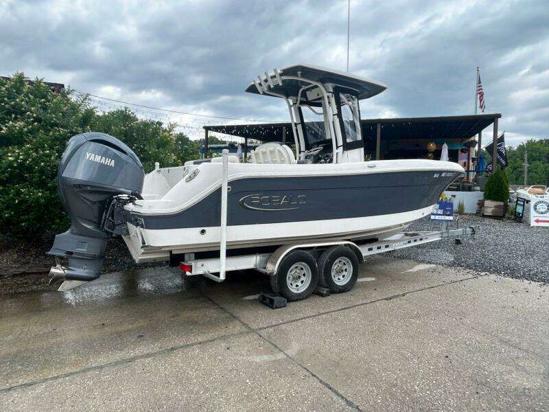 2022 Robalo R242 Center Console
